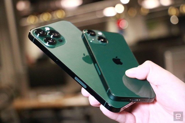 Ảnh thực tế iPhone 13 - mẫu điện thoại th&ocirc;ng minh mới nhất của Apple. Ảnh: Engadget.