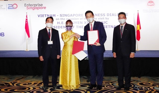 Chủ tịch Sovico Nguyễn Thị Phương Thảo trao Bi&ecirc;n bản ghi nhớ hợp t&aacute;c cho Tổng gi&aacute;m đốc Tập đo&agrave;n Keppel Loh Chin Hua về ph&aacute;t triển c&aacute;c giải ph&aacute;p năng lượng v&agrave; đ&ocirc; thị h&oacute;a bền vững tại Việt Nam. Ảnh:&nbsp;HDBank
