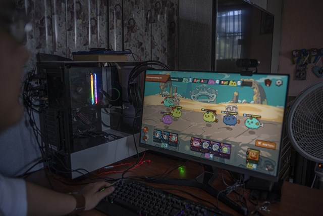 Axie Infinity l&agrave; một tựa game dựa tr&ecirc;n NFT do người Việt ph&aacute;t triển. Ảnh: Bloomberg.