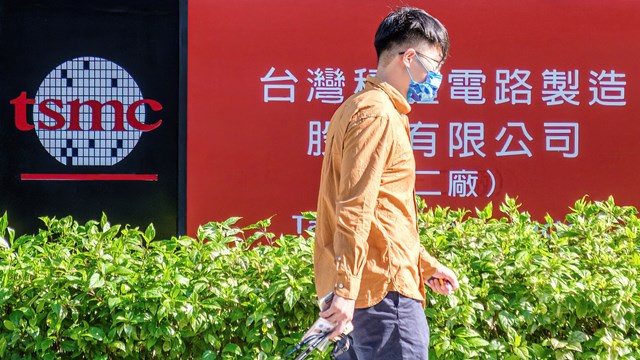 D&ugrave; nhu cầu mua c&aacute;c thiết bị điện tử giảm, TSMC vẫn quyết định giữ mức chi ti&ecirc;u vốn ở mức 44 tỷ USD trong năm 2022. Ảnh: AP