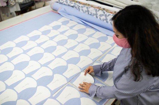 Một nhân viên kỹ thuật kiểm tra lô khẩu trang sản xuất ở Việt Nam được xuất khẩu sang Đức. Ảnh: ANDREAS RENTZ/GETTY IMAGES