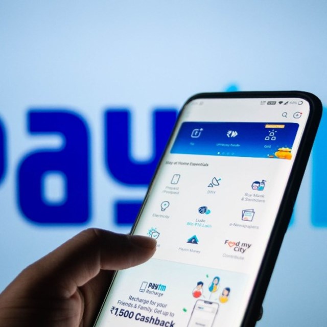 Paytm l&agrave; một trong những start-up Ấn Độ được kỳ vọng nhất, thế nhưng cổ phiếu c&ocirc;ng ty hoạt động kh&ocirc;ng mấy khả quan sau khi IPO. Ảnh: Dainik Bhaskar.&nbsp;