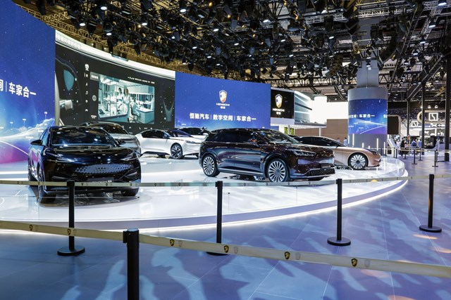 Gian trưng bày xe điện của Evergrande. Ảnh: Bloomberg.