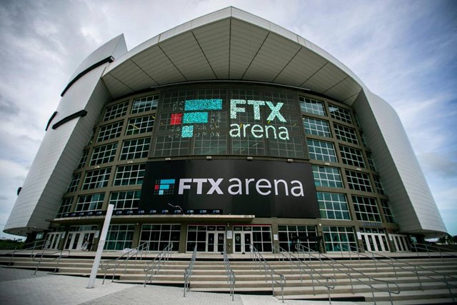 Th&aacute;ng 4 năm ngo&aacute;i, S&acirc;n b&oacute;ng rổ nổi tiếng Miami Heat NBA được đổi t&ecirc;n th&agrave;nh FTX Arena. Đ&acirc;y l&agrave; chiến dịch quảng b&aacute; h&igrave;nh ảnh c&ocirc;ng ty trị gi&aacute; 135 triệu USD do&nbsp;Bankman-Fried khởi xướng. Ảnh: FTX.