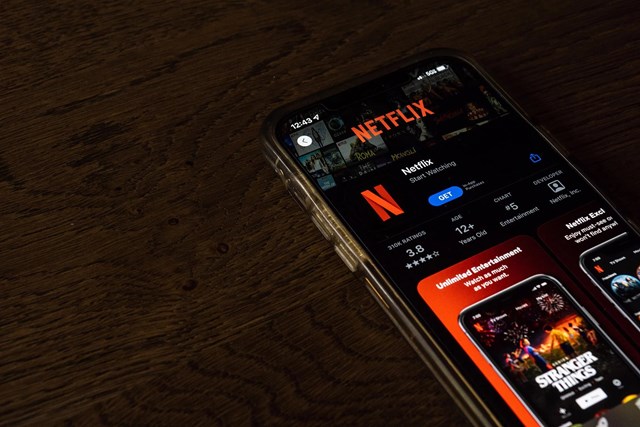 Netflix đ&atilde; &aacute;p dụng t&iacute;nh ph&iacute; chia sẻ mật khẩu ở một số quốc gia Nam Mỹ v&agrave; dự kiến sẽ t&iacute;nh ph&iacute; n&agrave;y tr&ecirc;n to&agrave;n cầu trong thời gian tới. Ảnh: Getty Images.