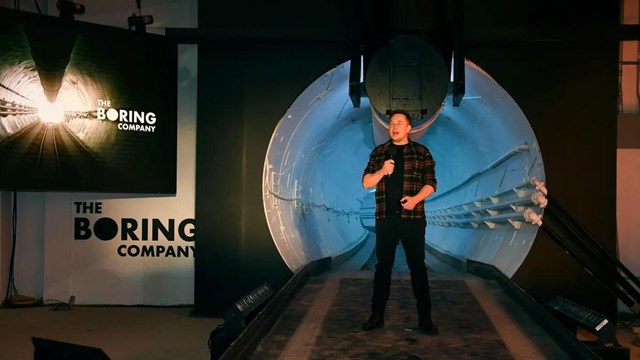Elon Musk trong một buổi giới thiệu sản phẩm của The Boring Co. Ảnh: Boring Co.