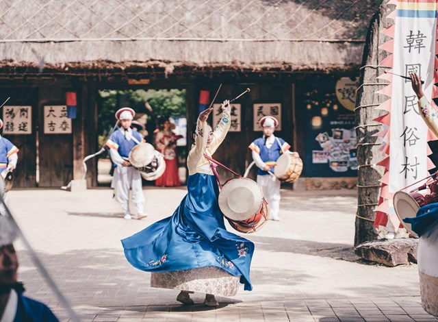 Nhiều chuy&ecirc;n gia lo ngại việc chưa nới lỏng quy định ph&ograve;ng dịch sẽ khiến ng&agrave;nh du lịch H&agrave;n Quốc bị ảnh hưởng. Ảnh: zero take.&nbsp;