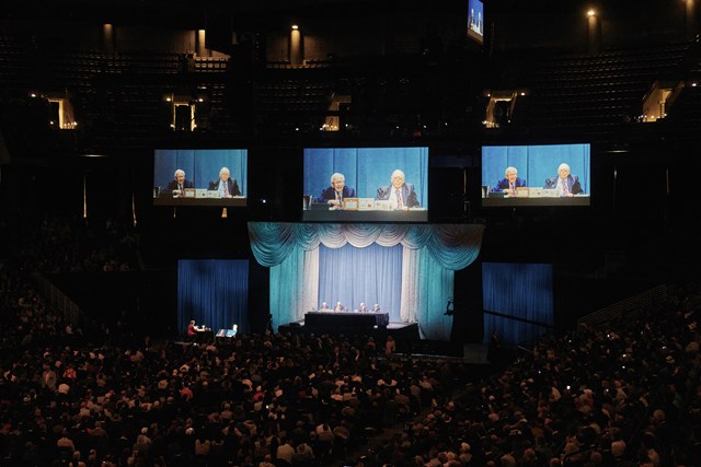 Warren Buffett c&ugrave;ng bạn th&acirc;n ki&ecirc;m đối t&aacute;c Charlie Munger tại Đại hội cổ đ&ocirc;ng thường ni&ecirc;n của Berkshire Hathaway năm 2022. Ảnh: CNN.&nbsp;