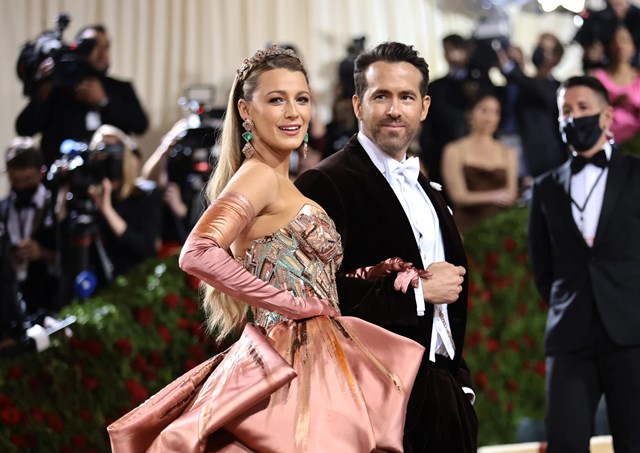 Nam diễn vi&ecirc;n Ryan Reynolds c&ugrave;ng vợ Blake Lively tr&ecirc;n thảm đỏ Met Gala năm nay. Ảnh: Allure.&nbsp;