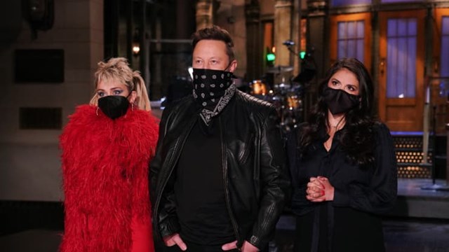 Ca sĩ Miley Cyrus, Elon Musk v&agrave; diễn vi&ecirc;n Cecily Strong c&ugrave;ng xuất hiện tr&ecirc;n chương tr&igrave;nh truyền h&igrave;nh SNL. Ảnh: Getty Images