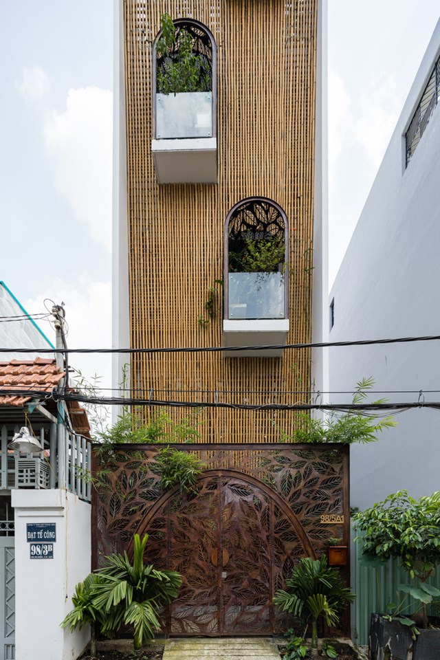 Ng&ocirc;i nh&agrave; Floating Nest (tạm dịch: tổ ấm lơ lửng) được x&acirc;y dựng tr&ecirc;n l&ocirc; đất rất hẹp (4x12m), bị chắn 3 mặt bởi c&aacute;c c&ocirc;ng tr&igrave;nh l&acirc;n cận v&agrave; chỉ c&oacute; một mặt hướng ra ngo&agrave;i ph&iacute;a T&acirc;y
