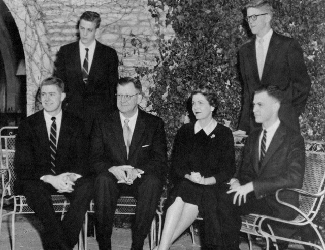Anh em nh&agrave; Koch (từ tr&aacute;i qua) l&agrave; Charles, David, Fred, Mary, Bill v&agrave; Frederick. Ảnh: Wichita State University Libraries