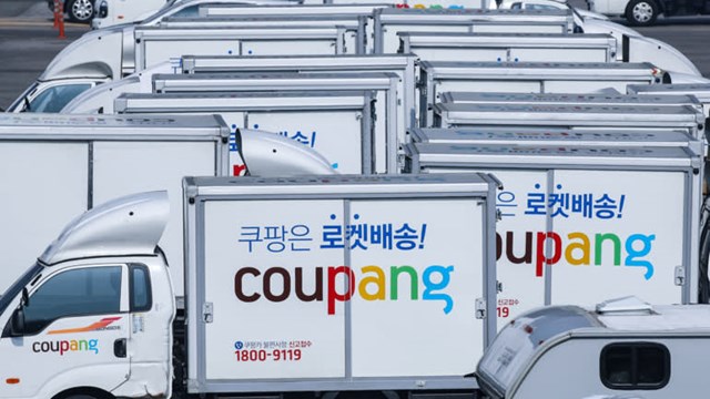 Đội xe giao h&agrave;ng độc quyền của coupang. Ảnh: Nikkei Asia.