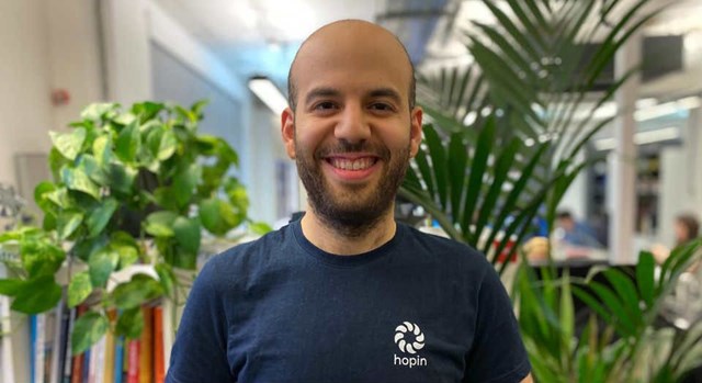 Tỷ ph&uacute; trẻ nhất nước Anh Johnny Boufarhat. Ảnh: Viral We Grow