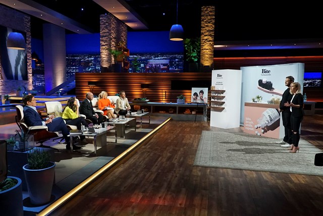 Lindsay McCormick c&ugrave;ng bạn trai giới thiệu sản phẩm Bite tr&ecirc;n 'Shark Tank'. Ảnh: Shark Tank