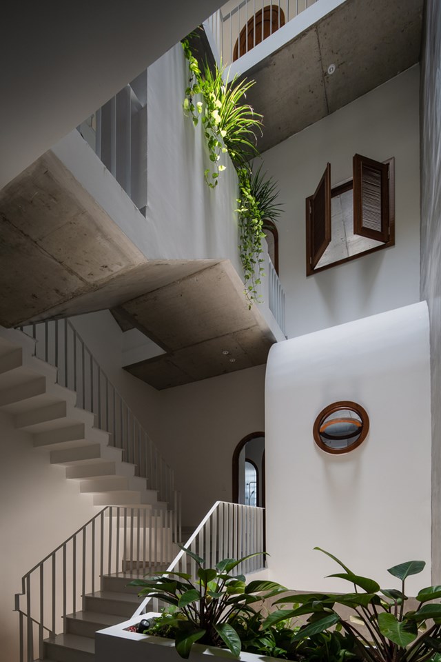 D&ugrave; l&agrave; một ng&ocirc;i nh&agrave; ống nhưng "Đ&agrave; Nẵng House" kh&ocirc;ng hề mang cảm gi&aacute;c b&iacute; b&aacute;ch, kh&oacute; chịu