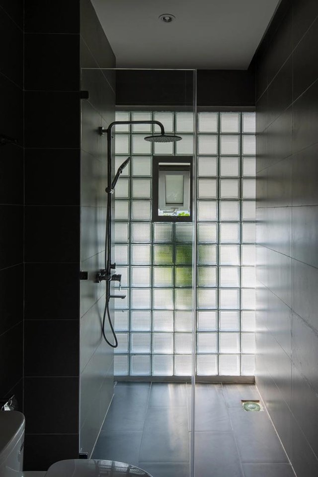 Ph&ograve;ng tắm đ&oacute;n &aacute;nh s&aacute;ng tự nhi&ecirc;n với cửa k&iacute;nh mờ