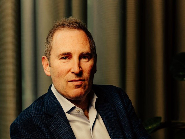 Andy Jassy khuyến kh&iacute;ch nh&acirc;n vi&ecirc;n c&acirc;n bằng giữa c&ocirc;ng việc v&agrave; gia đ&igrave;nh. Ảnh: WSJ.