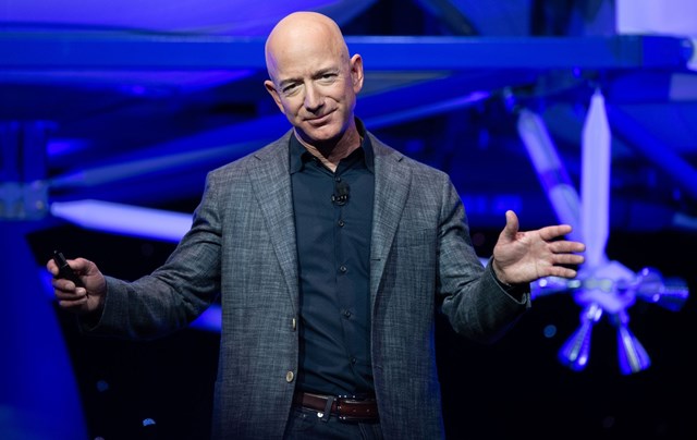 Jeff Bezos lu&ocirc;n duy tr&igrave; một lập trường nhất qu&aacute;n trong c&ocirc;ng việc, d&ugrave; n&oacute; c&oacute; thể l&agrave;m mất l&ograve;ng c&aacute;c đối t&aacute;c. Ảnh: The Sun
