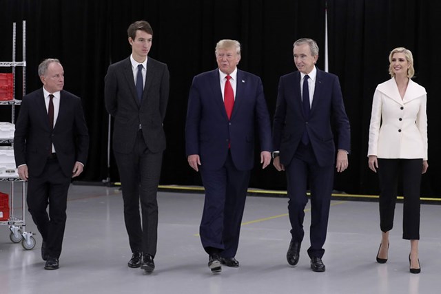 Alexandre l&agrave; người con duy nhất đi c&ugrave;ng &ocirc;ng&nbsp;Bernard Arnault đến buổi gặp mặt cựu Tổng thống Donald Trump hồi th&aacute;ng 1/2017. Ảnh: Bazaar.&nbsp;