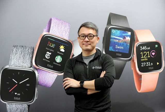 James Park v&agrave; c&aacute;c mẫu đồng hồ Fitbit. Ảnh: Forbes.