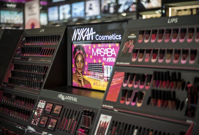 Mỹ phẩm được b&agrave;y biện bắt mắt tại một cửa h&agrave;ng Nykaa, kh&aacute;c biệt xa với c&aacute;c cửa h&agrave;ng l&agrave;m đẹp cũ ở Ấn Độ trước đ&acirc;y. Ảnh: Bloomberg