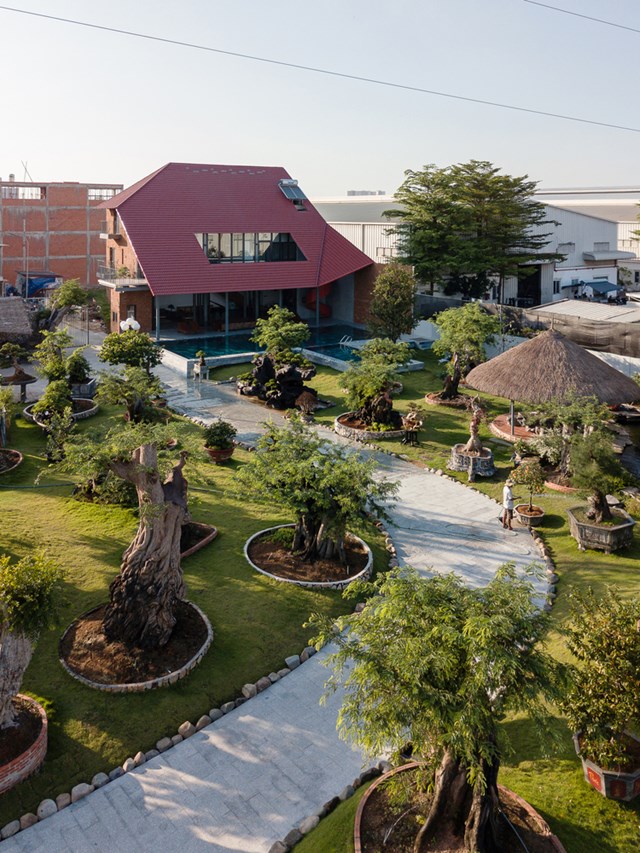 "Nh&agrave; m&aacute;i gấp" nằm trong một khu&ocirc;n vi&ecirc;n xanh rộng lớn, đa chức năng với bể bơi, s&acirc;n vườn, s&acirc;n tennis, s&acirc;n giải tr&iacute;,...