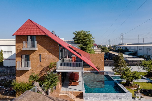 Ng&ocirc;i nh&agrave; được đặt t&ecirc;n l&agrave; "Nh&agrave; m&aacute;i gấp" (Roof Folding) c&oacute; tổng diện t&iacute;ch 460 m2, đặt tại quận B&igrave;nh T&acirc;n, TP HCM.
