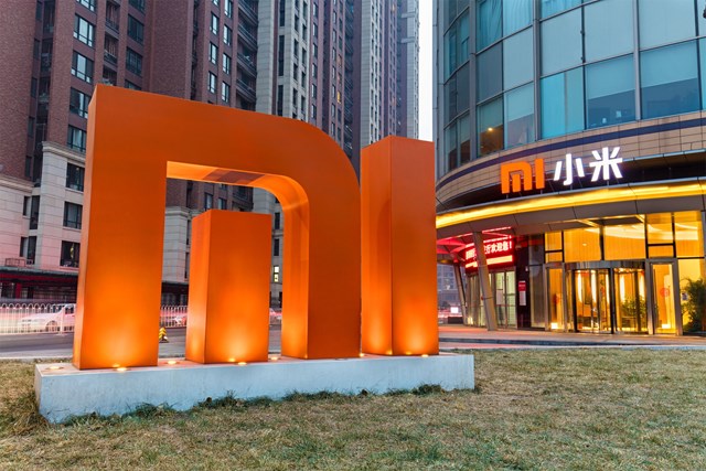 Trong khi c&aacute;c đối thủ chật vật, Xiaomi tạm tr&aacute;nh được cơn khủng hoảng thiếu chip nhờ dự trữ chip từ sớm. Ảnh: SCMP.