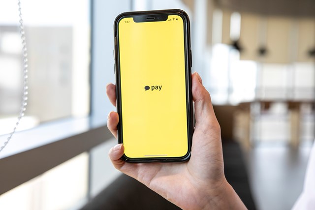 Tập đo&agrave;n Kakao sở hữu nhiều ứng dụng c&oacute; lượng người d&ugrave;ng đ&ocirc;ng đảo nhất H&agrave;n Quốc như KakaoTalk, Kakao Pay,... Ảnh: Bloomberg.