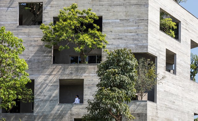 Với thiết kế h&igrave;nh ngũ gi&aacute;c nhỏ nằm trong h&igrave;nh ngũ gi&aacute;c lớn hơn, nh&igrave;n từ xa 'Hạ Long Villa' giống như một ph&aacute;o đ&agrave;i xanh ki&ecirc;n cố.