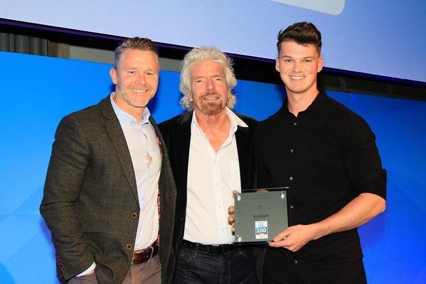 Ben Francis nhận giải thưởng từ tỷ ph&uacute; Richard Branson (ở giữa) khi Gymshark lọt v&agrave;o top&nbsp;100 c&ocirc;ng ty tư nh&acirc;n Anh c&oacute; doanh số b&aacute;n h&agrave;ng tăng trưởng nhanh nhất trong 3 năm qua. Ảnh: The Mirror