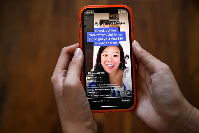 Theo quy định mới, c&aacute;c video quảng c&aacute;o sản phẩm t&agrave;i ch&iacute;nh tr&ecirc;n TikTok nay phải được d&aacute;n nh&atilde;n cụ thể. Ảnh: Bloomberg.