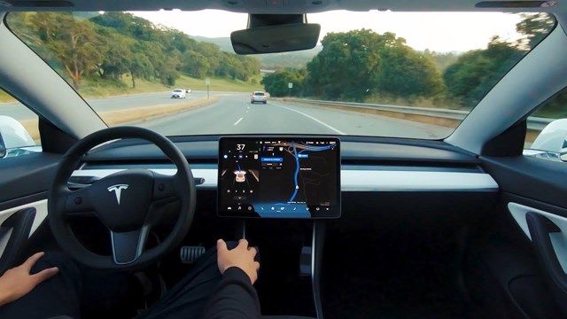 Đến cả Tesla - một trong những c&ocirc;ng ty xe hơi c&oacute; c&ocirc;ng nghệ ti&ecirc;n tiến nhất vẫn khuyến c&aacute;o t&agrave;i xế cần tập trung ngồi sau v&ocirc; lăng khi xe đang tự vận h&agrave;nh. Ảnh: Tesla/&nbsp;