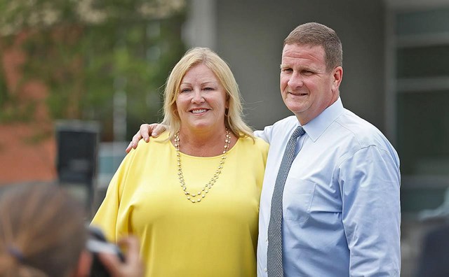 Rob Hale v&agrave; vợ Karen Hale. Ảnh: The Patriot Ledger.