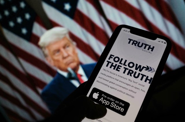 Mạng x&atilde; hội của &ocirc;ng Trump ch&agrave;o đ&oacute;n tất cả mọi người d&ugrave;ng, bất kể họ theo chủ nghĩa n&agrave;o. Ảnh: Financial Times.&nbsp;