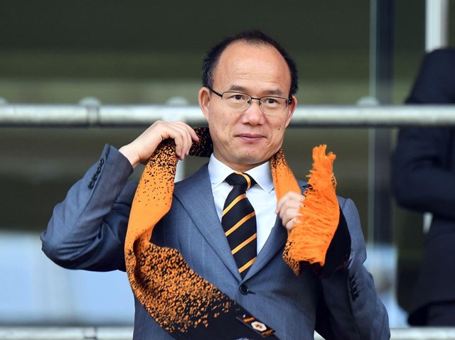 Guo Guangchang đeo khăn cho&agrave;ng của đội b&oacute;ng Wolverhampton. Ảnh: Express &amp; Star