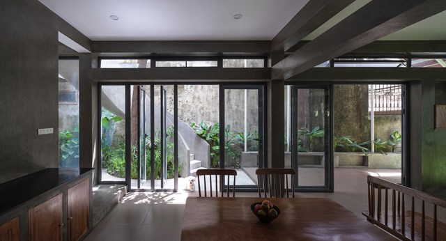 G&oacute;c nh&igrave;n từ ph&ograve;ng ăn sang ph&iacute;a sảnh v&agrave; cầu thang l&ecirc;n tầng 2