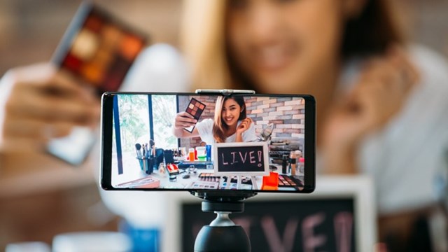 B&aacute;n h&agrave;ng qua livestream trở th&agrave;nh h&igrave;nh thức tiếp thị được ưa chuộng trong thời kỳ Đại dịch. Ảnh: Cosmetics Design Asia
