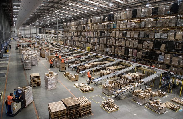 Một kho h&agrave;ng Amazon ở London. Ảnh: The Independent
