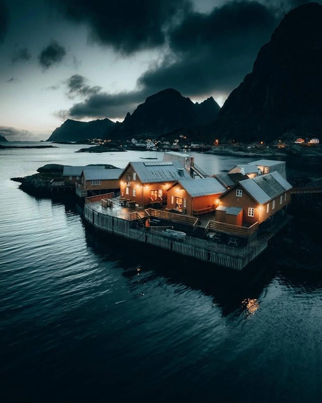 Holmen Lofoten, một kh&aacute;ch sạn hẻo l&aacute;nh ở S&oslash;rv&aring;gen, Na Uy nổi tiếng trong giới triệu ph&uacute;. Ảnh: holmenlofoten.