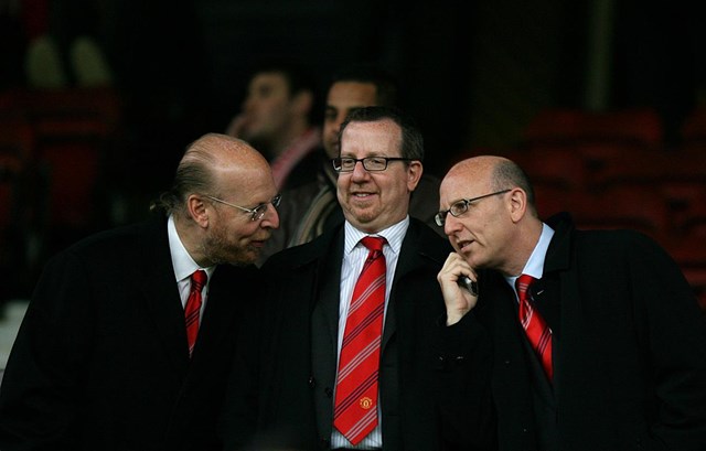 Avram Glazer (b&ecirc;n tr&aacute;i) v&agrave;&nbsp;Joel Glazer (b&ecirc;n phải). Ảnh:&nbsp;Mike Egerton.