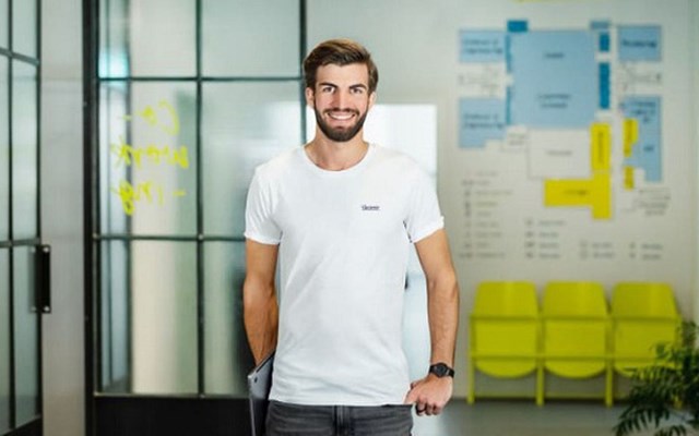 Hanno Renner từng l&agrave; một thuyền trưởng l&aacute;i du thuyền trước khi th&agrave;nh lập Personio. Ảnh: Munich startup.