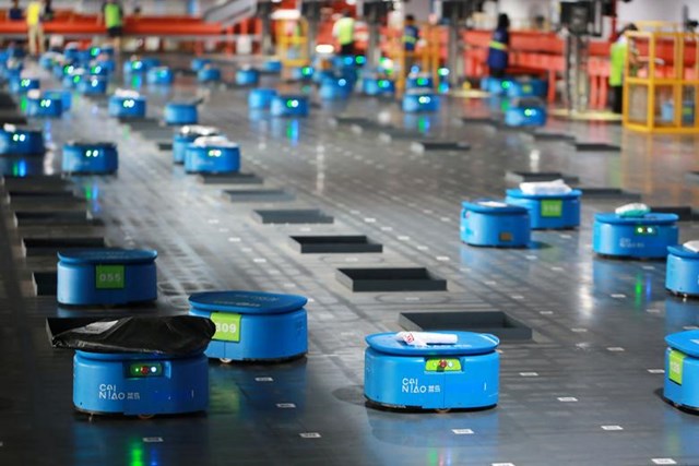 C&aacute;c kho h&agrave;ng của Alibaba được hỗ trợ quản l&yacute; bởi nhiều m&aacute;y m&oacute;c hiện đại, gi&uacute;p tiết kiệm thời gian giao h&agrave;ng. Ảnh: Reuters