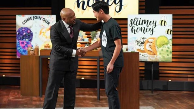 Daymond John đ&atilde; trao cho sinh vi&ecirc;n năm nhất đại học Mark Lin 150.000 USD để mua 20% Slimmeyhoney. Ảnh: ABC.