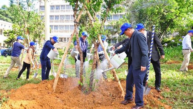 B&iacute; thư Tỉnh uỷ L&acirc;m Đồng Trần Đức Quận v&agrave; c&aacute;c đại biểu trồng c&acirc;y tại lễ ph&aacute;t động.