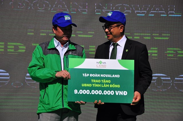 CEO Tập đo&agrave;n Novaland trao kinh ph&iacute; hỗ trợ UBND tỉnh L&acirc;m Đồng.&nbsp;