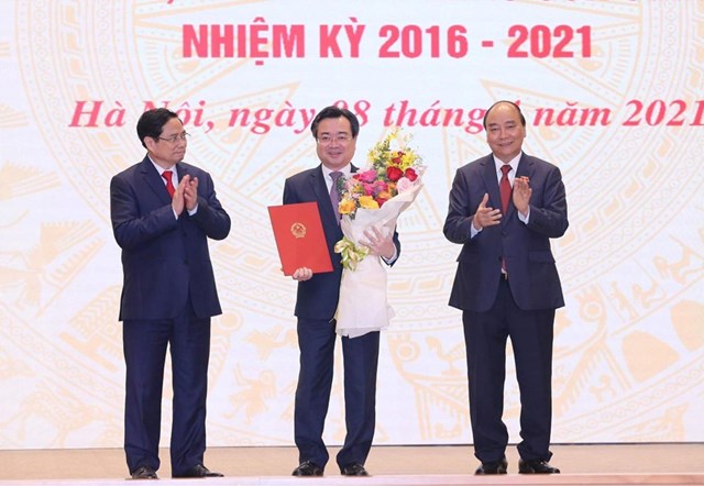 Chủ tịch nước Nguyễn Xu&acirc;n Ph&uacute;c v&agrave; Thủ tướng Ch&iacute;nh phủ Phạm Minh Ch&iacute;nh trao Quyết định của Chủ tịch nước bổ nhiệm đồng ch&iacute; Nguyễn Thanh Nghị giữ chức Bộ trưởng Bộ X&acirc;y dựng. Ảnh: Dương Giang &ndash; TTXVN