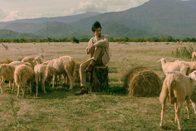 Đồng cỏ hoang vu trong MV &ldquo;Trốn t&igrave;m&rdquo; đ&igrave;nh đ&aacute;m của Đen V&acirc;u. Ảnh: MV &ldquo;Trốn T&igrave;m&rdquo;