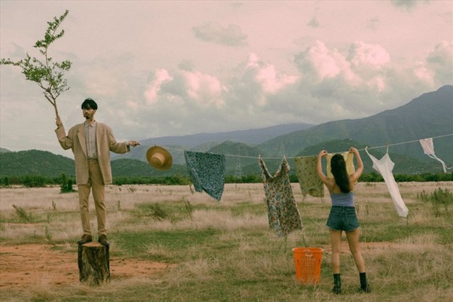 Đồng cỏ hoang vu trong MV &ldquo;Trốn t&igrave;m&rdquo; đ&igrave;nh đ&aacute;m của Đen V&acirc;u. Ảnh: MV &ldquo;Trốn T&igrave;m&rdquo;